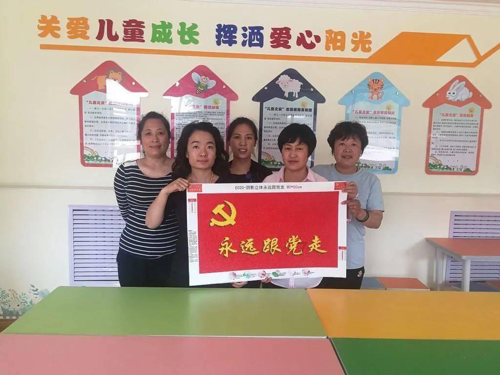 可爱女孩好有钱