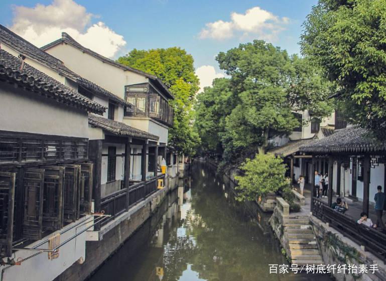 宁夏:挖掘机漂入黄河,驾驶员被困,消防员利用救援艇救助